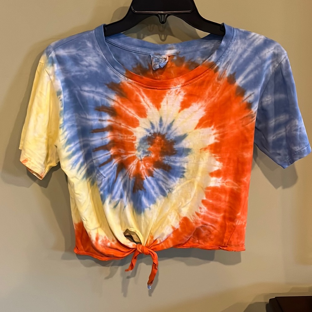 Girl’s EXIST Tie-dye Crop Top Tshirt with Tie at Waist. Size M.